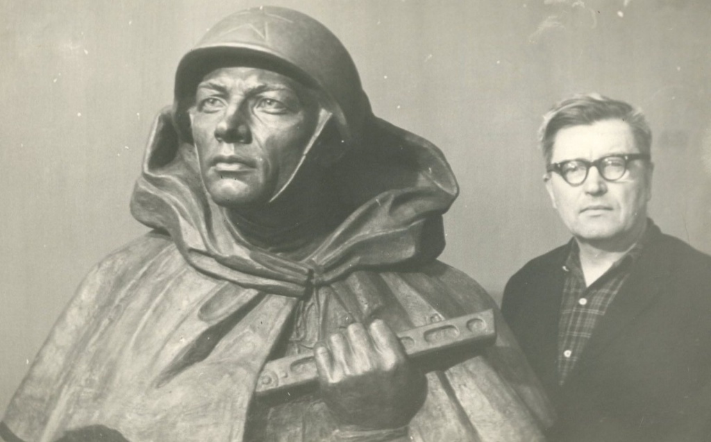(автор не известен) борис Трофимович Горлач около своей скульптуры Воин Победы, г. Рязань, 1971 г..jpg